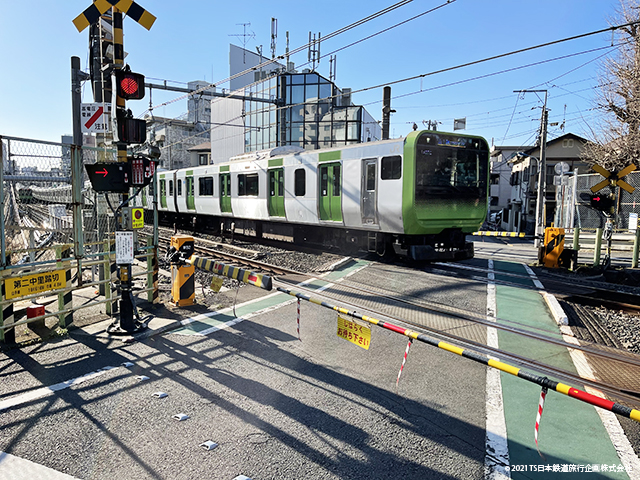 JR Yamanote Line E235 Komagome crossing