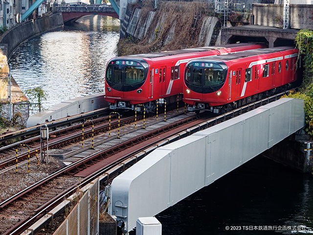 Tokyo Metro Marunouchi Line 2000 series at Ochanomizu