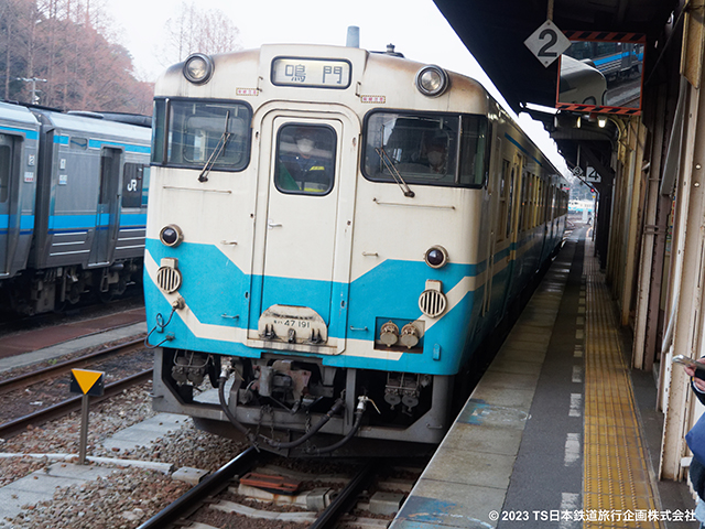 JR Shikoku KiHa 47 at Tokushima