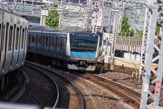 JR East E233 Keihin Tohoku Line approaching Yurakucho