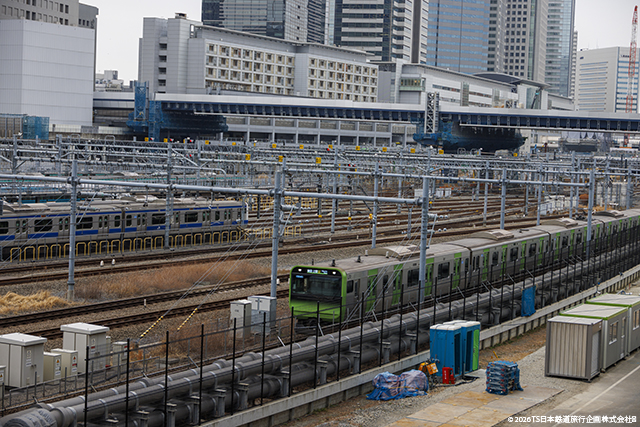 Yamanote Line (E235系) & Tamachi Depot (E531系）looking towards Shinagawa Station