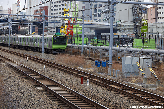 Yamanote Line E235 approaching Takanawa Gateway from Shinagawa