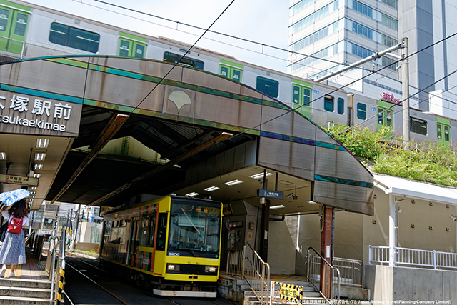 Toden Arakawa Line Tram (8908) and Yamanote Line overhead
