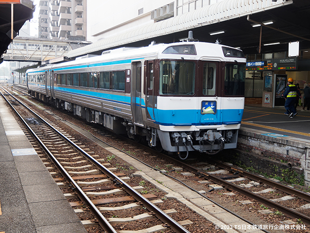 JR Shikoku KiHa185 (Limited Express DMU) at Tokushima)