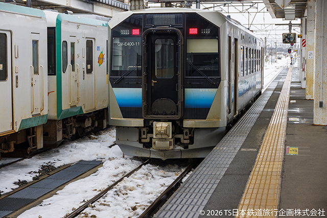 JR East (Akita Branch) GV-E400 DEMU at Shingo