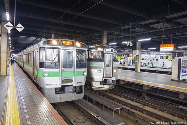 JR Hokkaido 721 series next to a 735 series train (Sapporo)