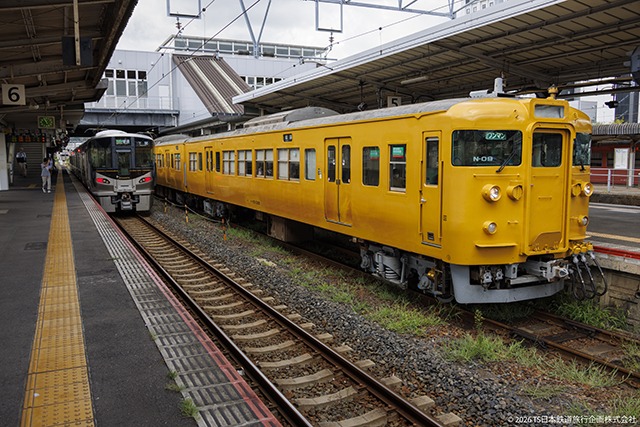 JR West 115系 Sanyo Main Line Shin Yamaguchi (ex JNR Yellow Livery) with new 227-500形　next to it.